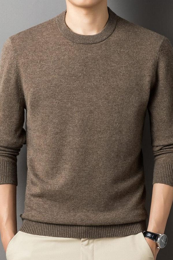 herren-braun-kaschmirpullover-mit-rundhalsausschnitt-modell-strahlt-zeitlose-eleganz-aus