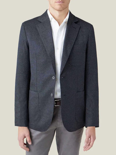 Herren-dunkelgrauer-maßgeschneiderter-Blazer-mit-weißer-Hemdkragen-detaillierung