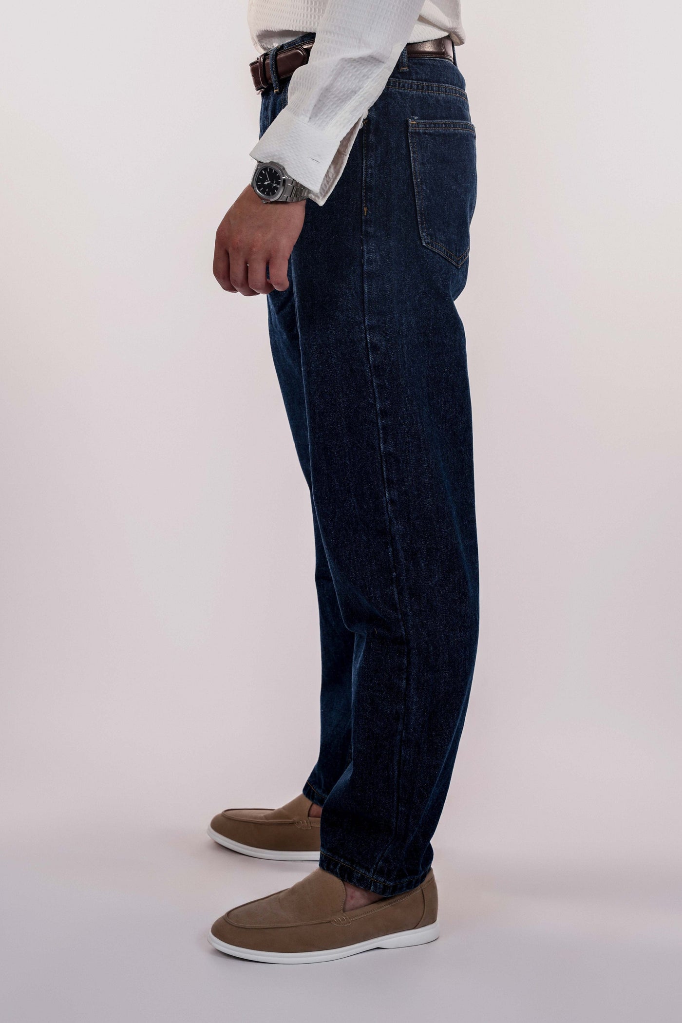 Männer-Model-trägt-dunkelblaue-Jeans-steht-im-Seitenprofil-modernes-und-lässiges-Design