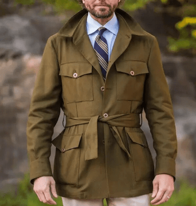 Herren-klassischer-Olivgrüner-Feldjacke-mit-vier-Taschen-und-Gürtel-für-eine-zeitlose-raffinierte-Outdoor-Ästhetik