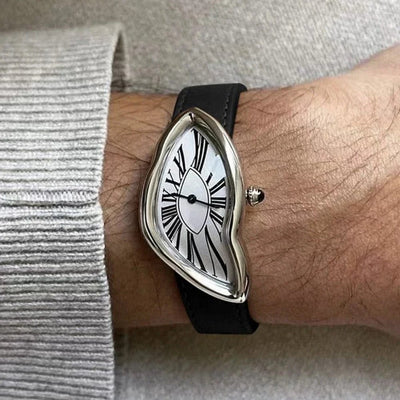 luxuriöse-verzerrte-uhr-mit-römischen-ziffern-avantgardistisches-design-und-elegante-handwerkskunst