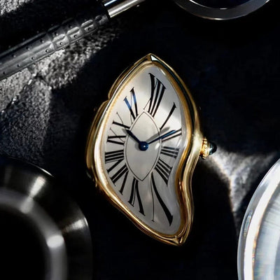 luxuriöse-verzerrte-uhr-mit-römischen-ziffern-avantgardistisches-design-und-elegante-handwerkskunst