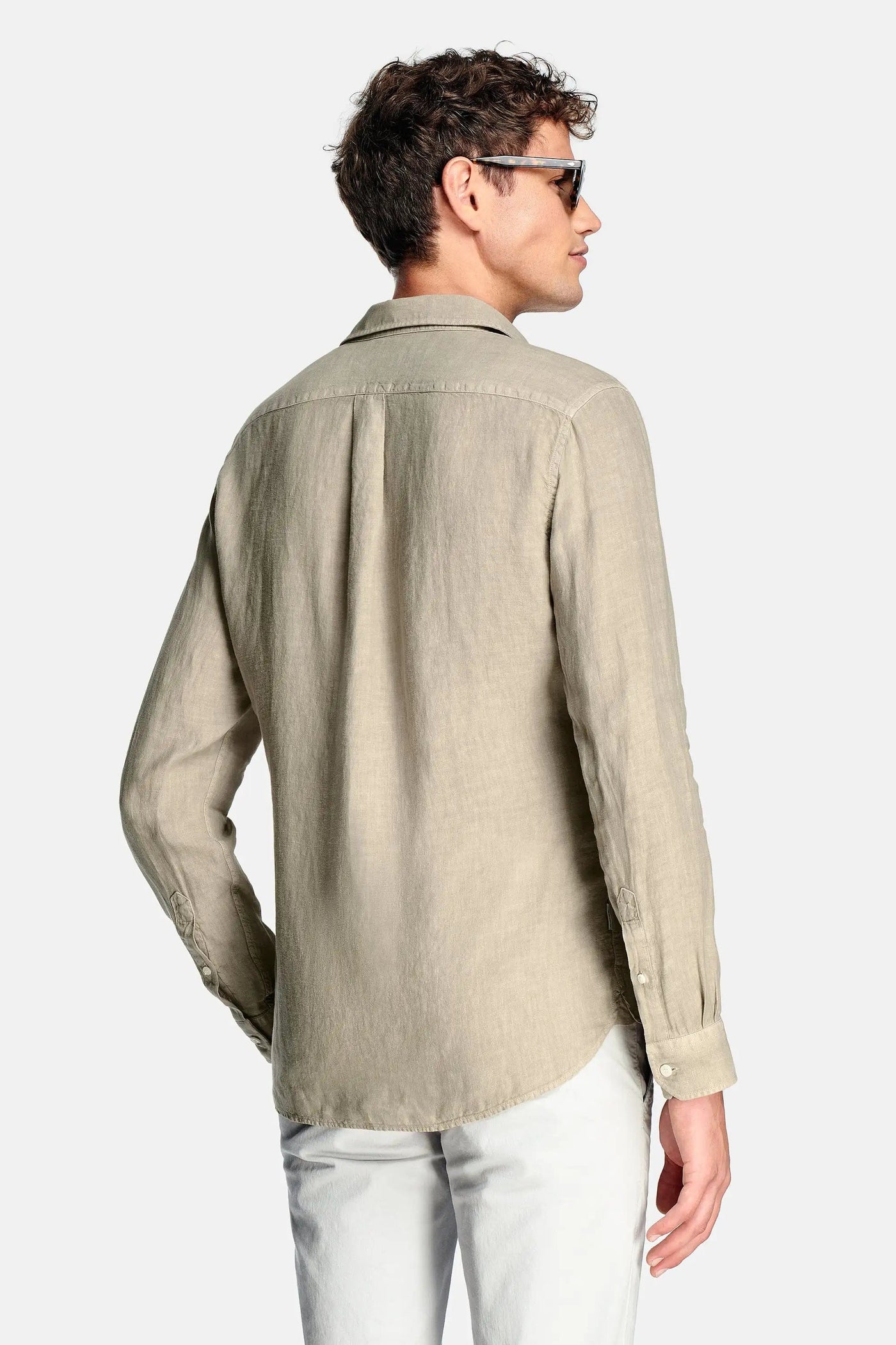 men's-linen-shirt-with-long-sleeves-and-classic-button-front-timeless-and-elegant-design