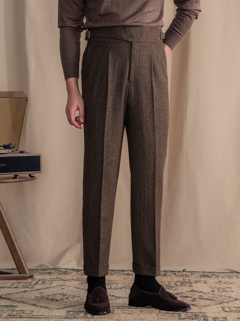 Men's-high-waisted-trousers-in-brown-houndstooth-pattern-with-side-buckle-and-pleated-seam