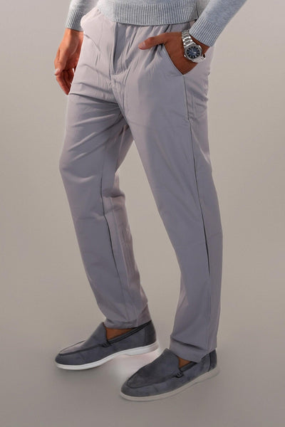 Men's-model-wears-gray-pants-casual-and-comfortable-design