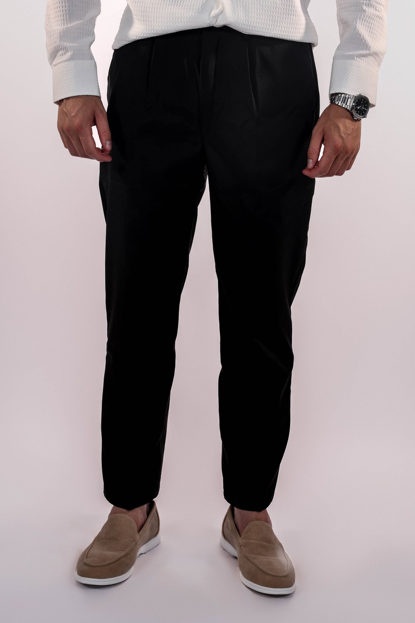 Men-model-wears-black-pants-casual-and-comfortable-design