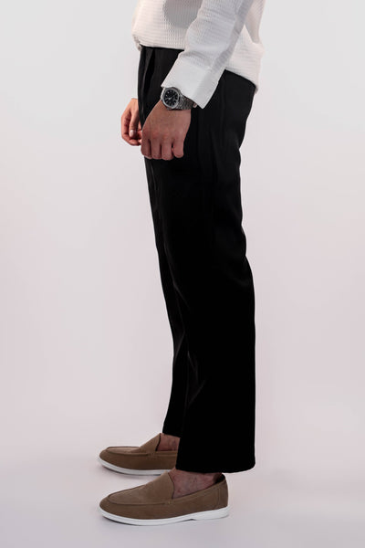 Men-model-wears-black-pants-casual-and-comfortable-design