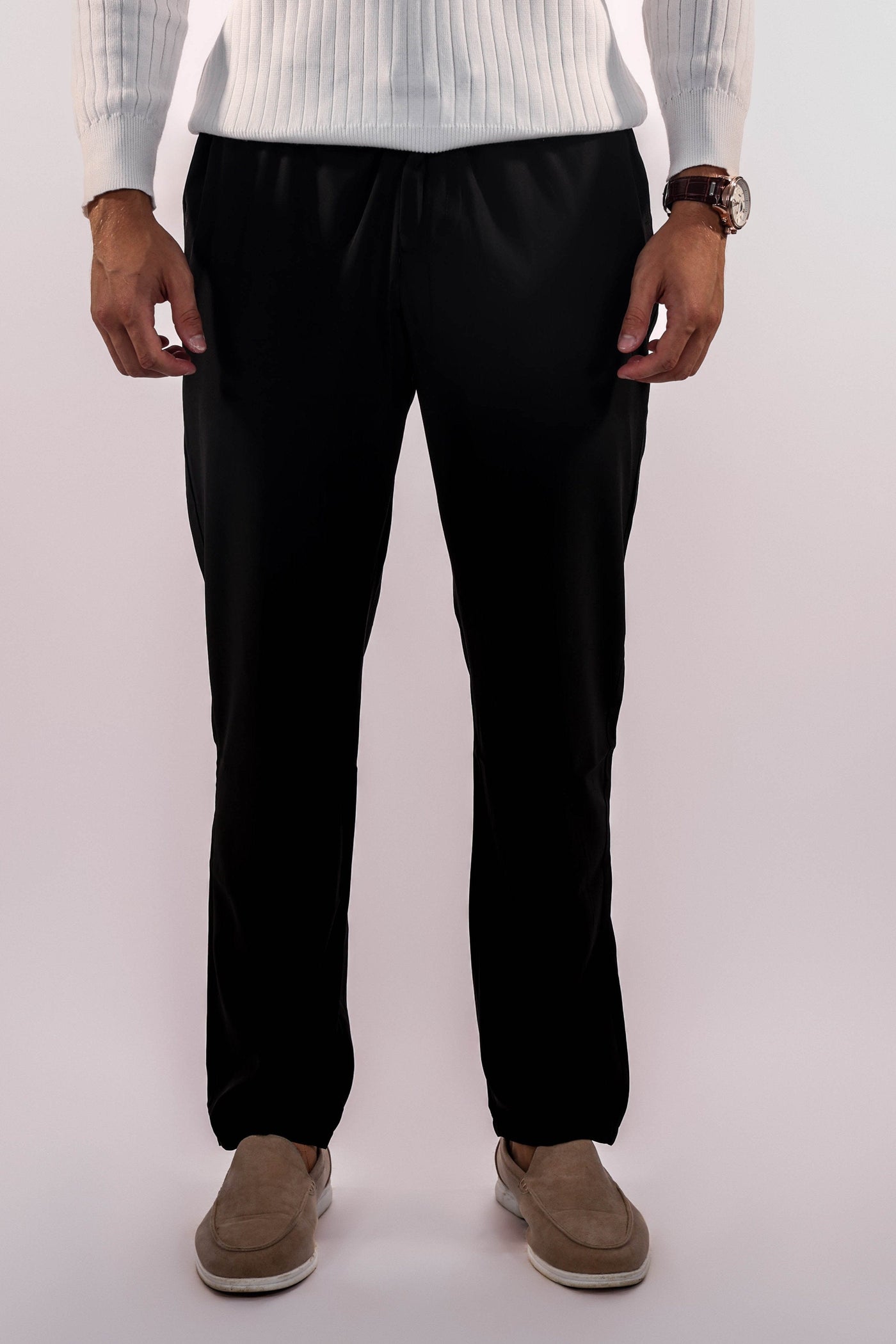 Men-model-wears-black-pants-casual-and-comfortable-design