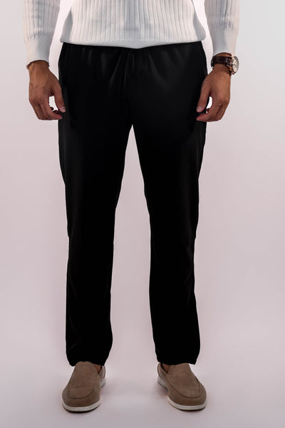 Men-model-wears-black-pants-casual-and-comfortable-design