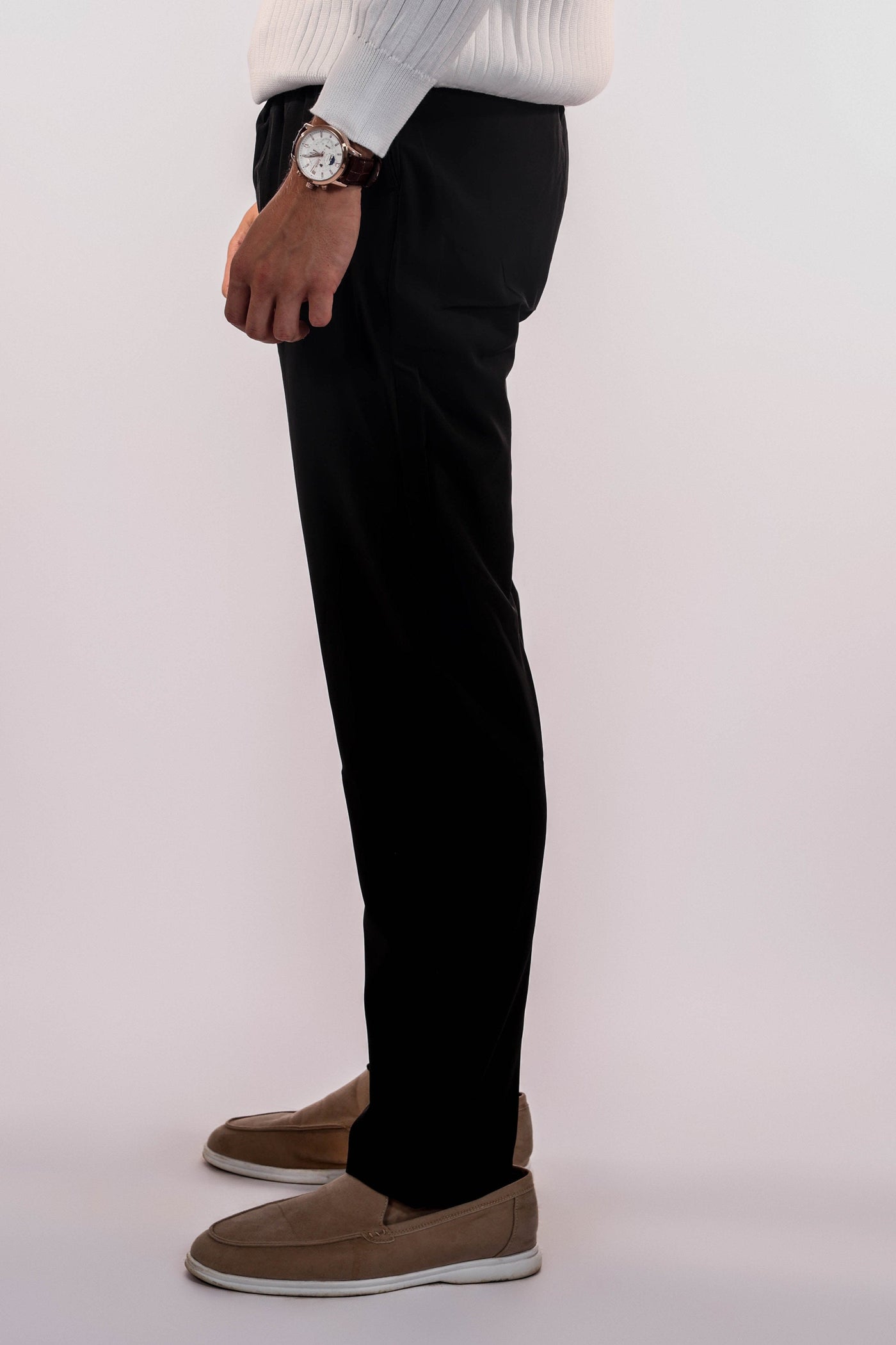 Men-model-wears-black-pants-casual-and-comfortable-design