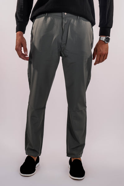 Men's-model-wears-grun-pants-casual-and-comfortable-design