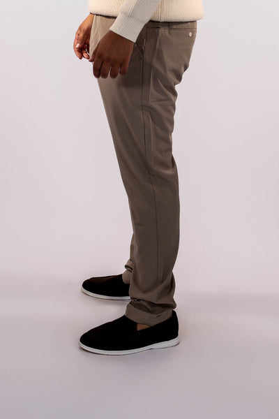 Men-model-wears-brown-pants-casual-and-comfortable-design