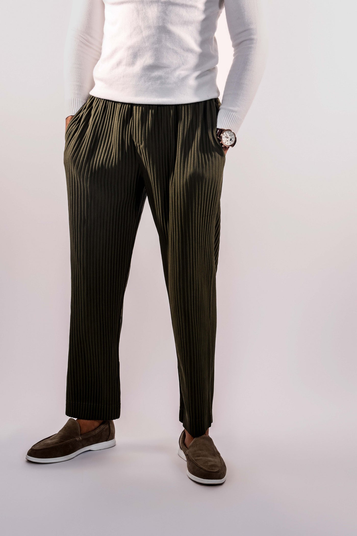 Men's-model-wears-olive-green-pants-with-pleated-structure-casual-and-modern-design