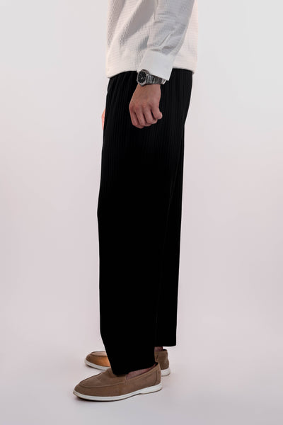 Men's-model-wears-black-pants-with-pleated-structure-casual-and-modern-design