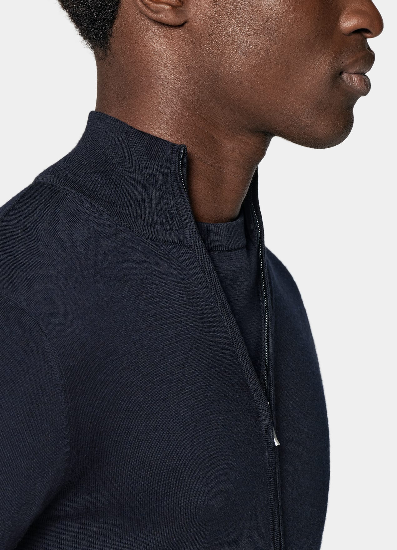 Men's-dark-blue-half-zip-pullover-made-of-ribbed-cotton-fabric-for-a-sporty-look.