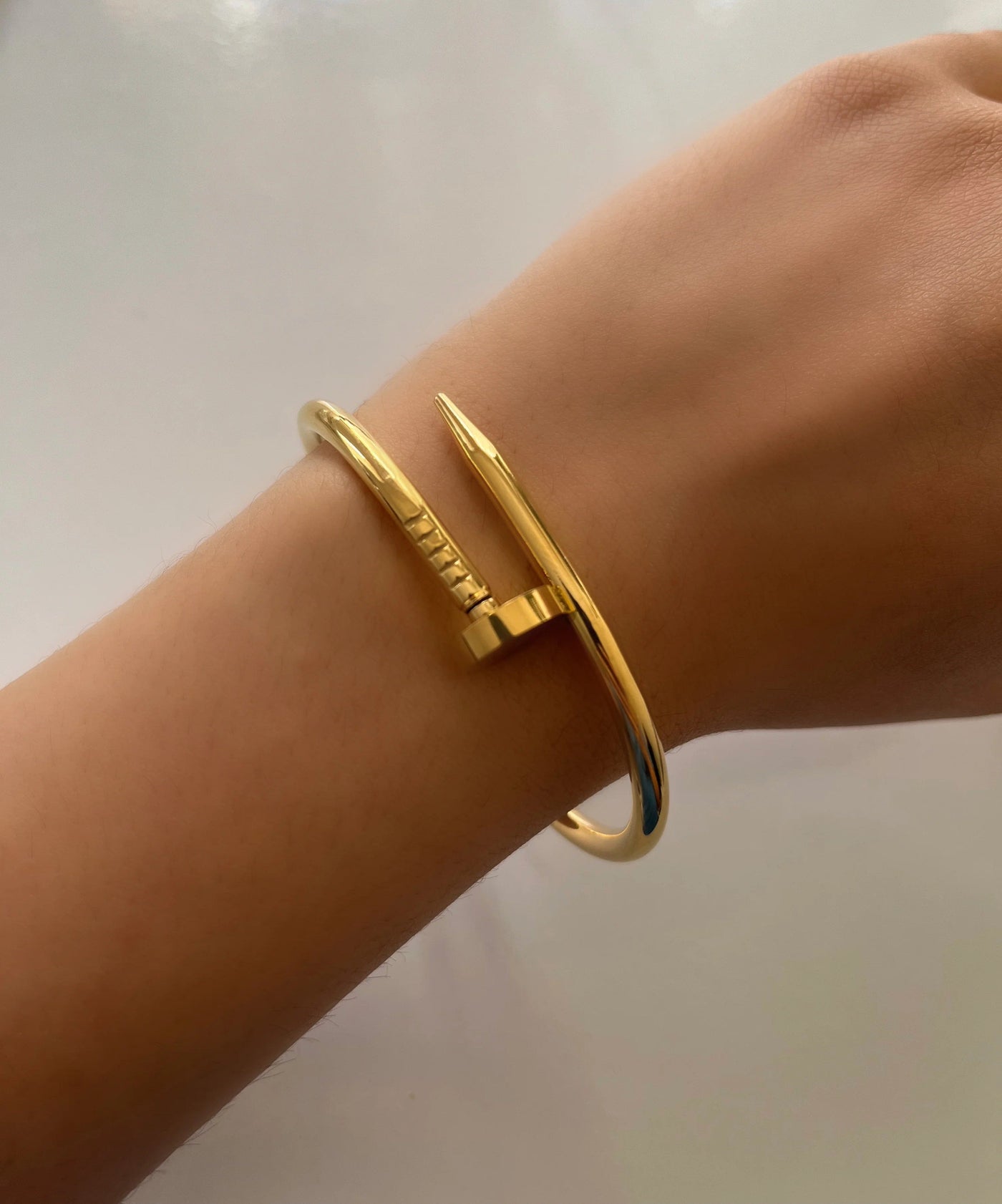 gold-stainless-steel-bracelet-in-a-nail-design-model-flowing-timeless-undercooled-elegance