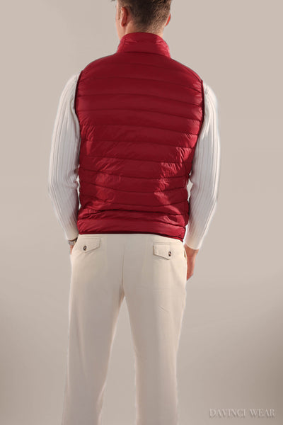 modèle de veste bomber en cuir rouge pour hommes se dresse dans le profil latéral-design élégant
