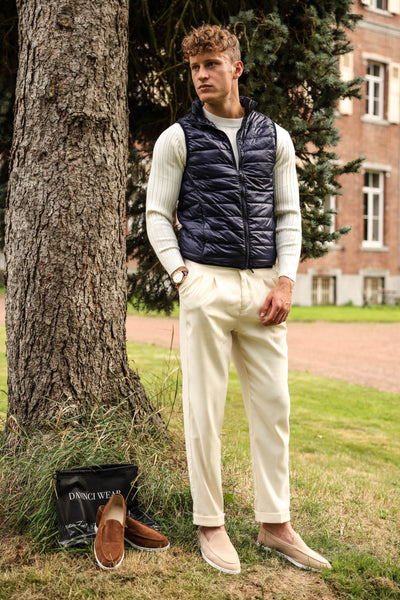 modèle de veste bomber en cuir bleu pour hommes se dresse dans le profil latéral-design élégant