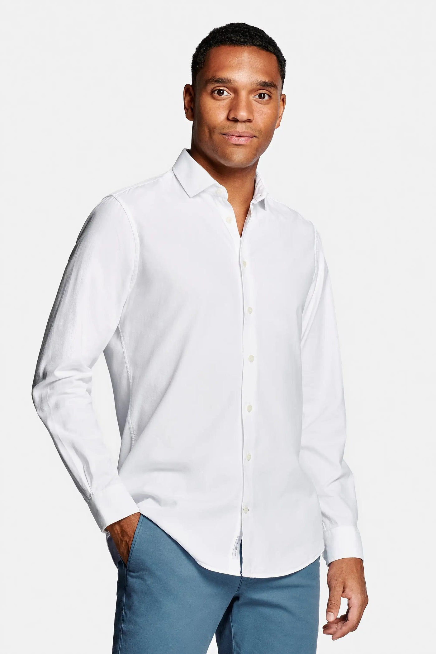 chemise blanche à manches longues pour homme avec boutonnage classique et silhouette intemporelle