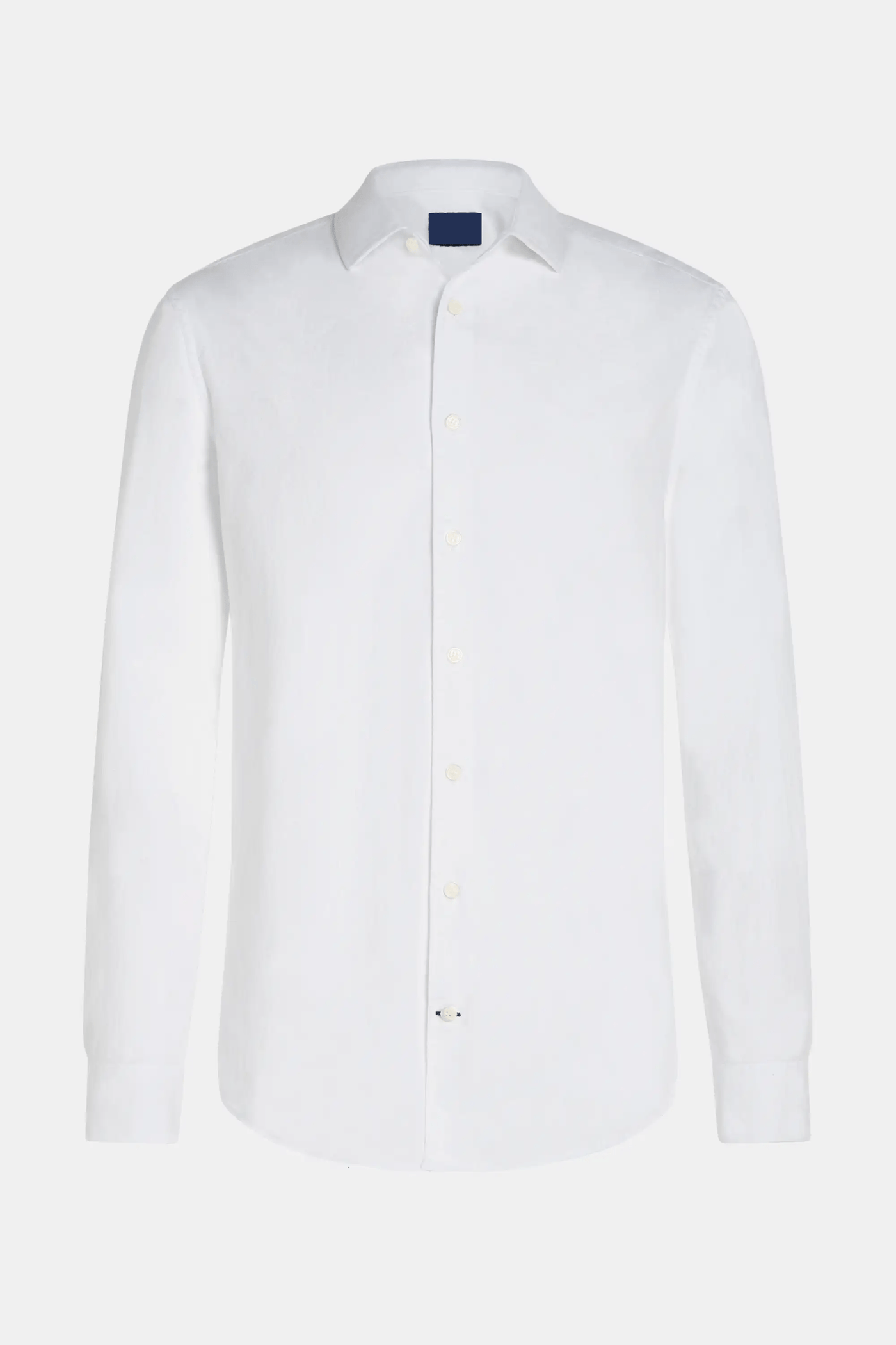 chemise blanche à manches longues pour homme avec boutonnage classique et silhouette intemporelle