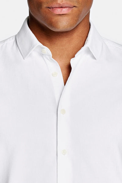 chemise blanche à manches longues pour homme avec boutonnage classique et silhouette intemporelle