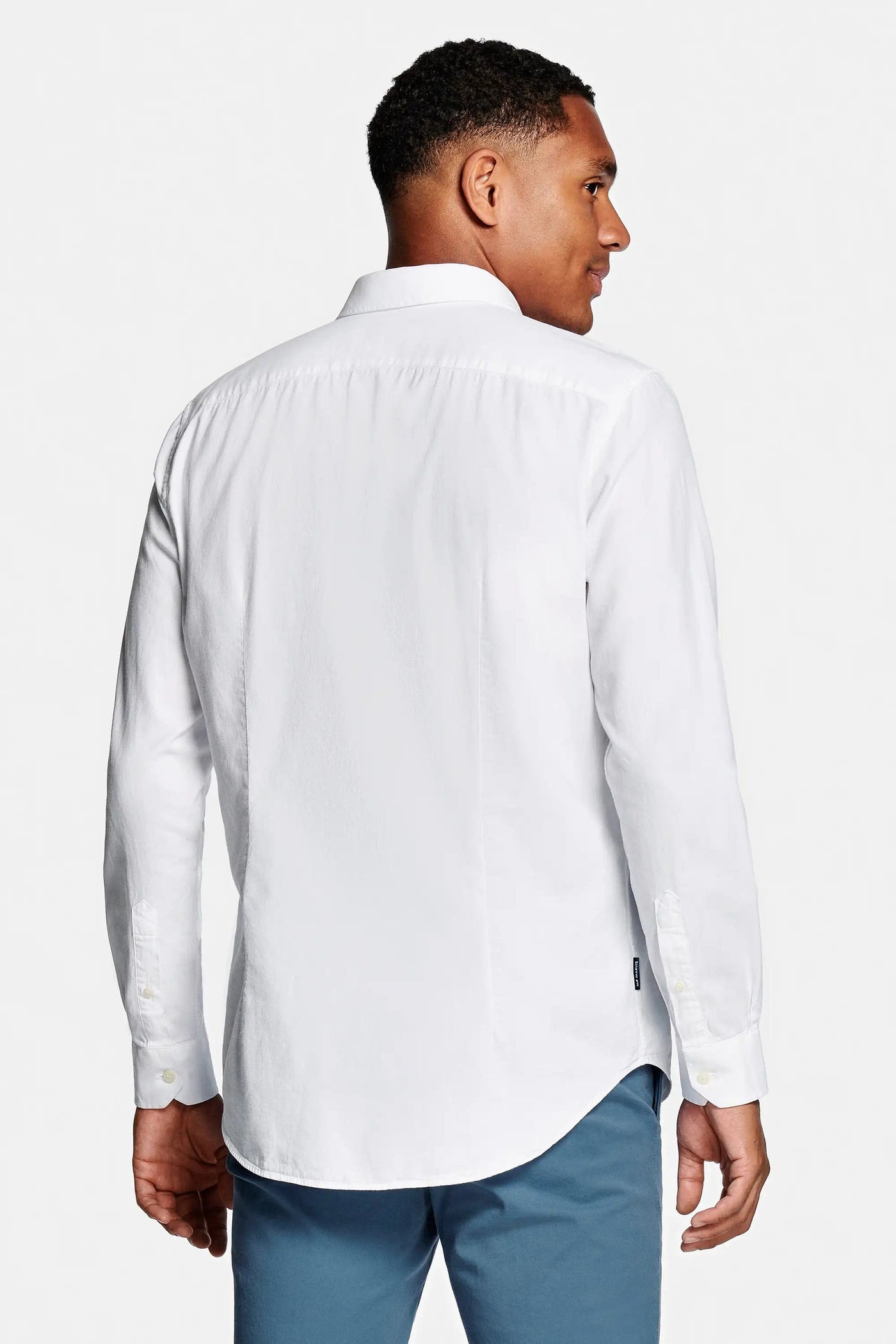 chemise blanche à manches longues pour homme avec boutonnage classique et silhouette intemporelle