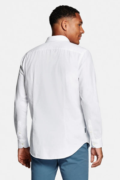 chemise blanche à manches longues pour homme avec boutonnage classique et silhouette intemporelle