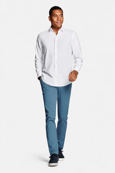 chemise blanche à manches longues pour homme avec boutonnage classique et silhouette intemporelle