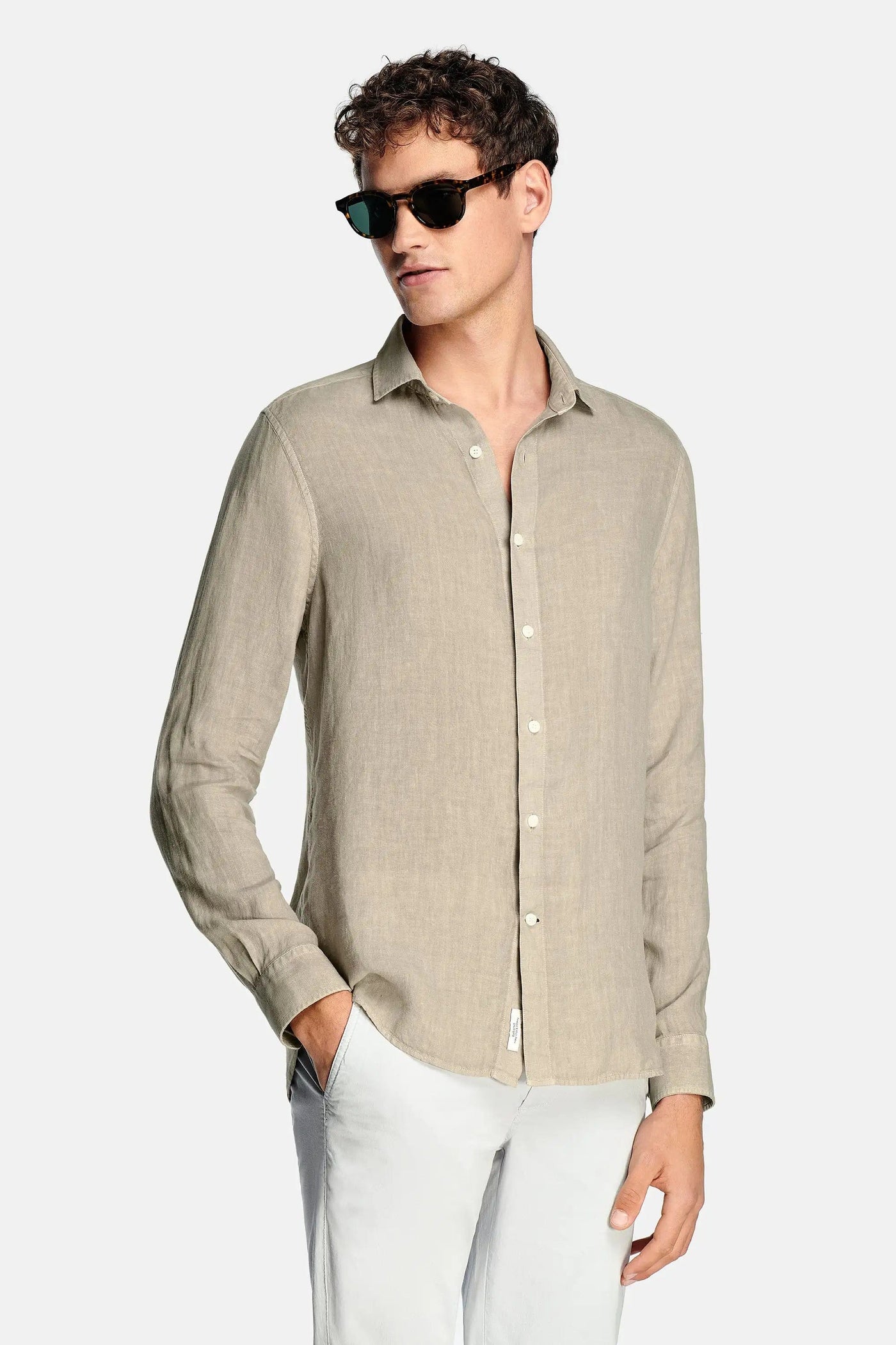 chemise en lin pour homme avec manches longues et boutonnage classique, design intemporel et élégant