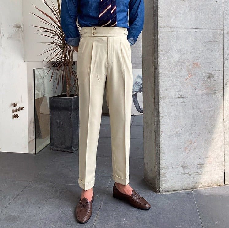 Le pantalon classique en lin pour hommes, modèle cintré avec fermeture à double boutonnage, respire le style raffiné.