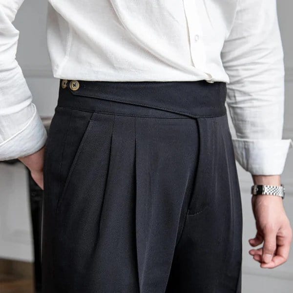 Les pantalons pour hommes à taille haute et à double fermeture à boutons en noir dégagent une élégance intemporelle.