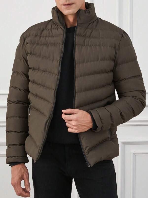 Veste bouffante-marron-homme-avec-col-élevé-et-design-piqué