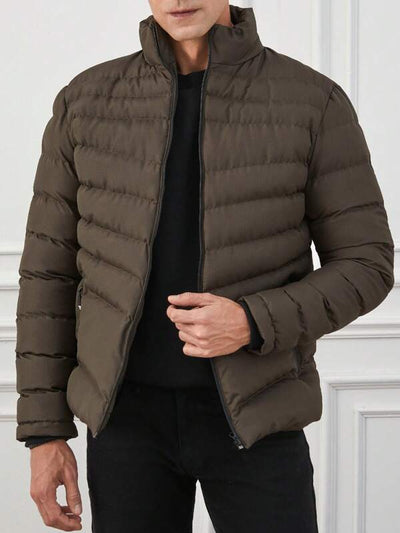 Veste bouffante-marron-homme-avec-col-élevé-et-design-piqué