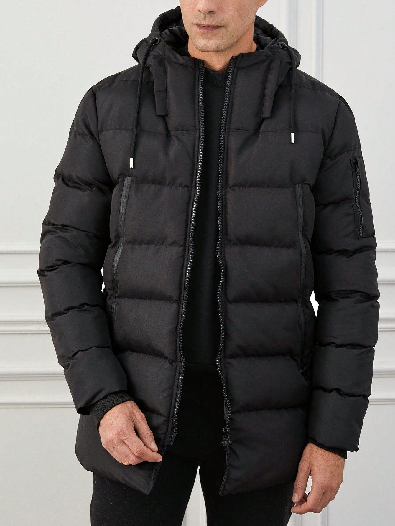 Veste d'hiver rembourrée noire pour hommes avec capuche et détails de fermeture à glissière pour un style urbain simple