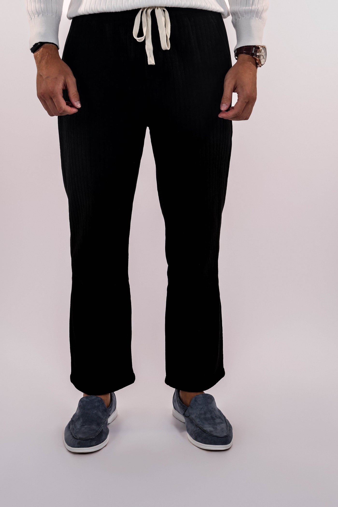 Homme-modèle-portant-un-pantalon-d'écartement-noir-se tenant-dans-la-vue-de-face-légère-et-confortable