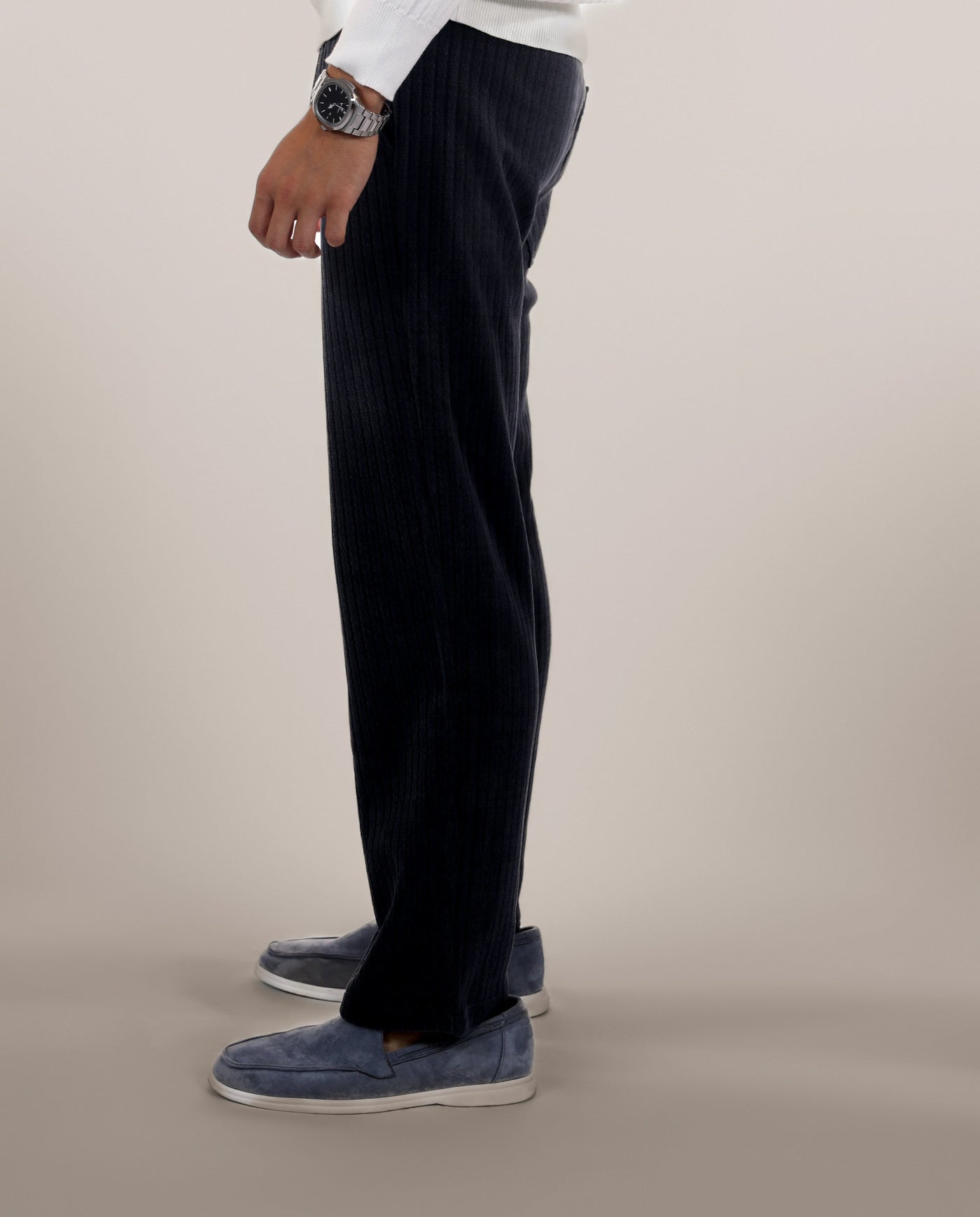 Homme-modèle-portant-un-pantalon-libre-bleu-marine-debout-en-vue-de-côté-léger-et-confortable