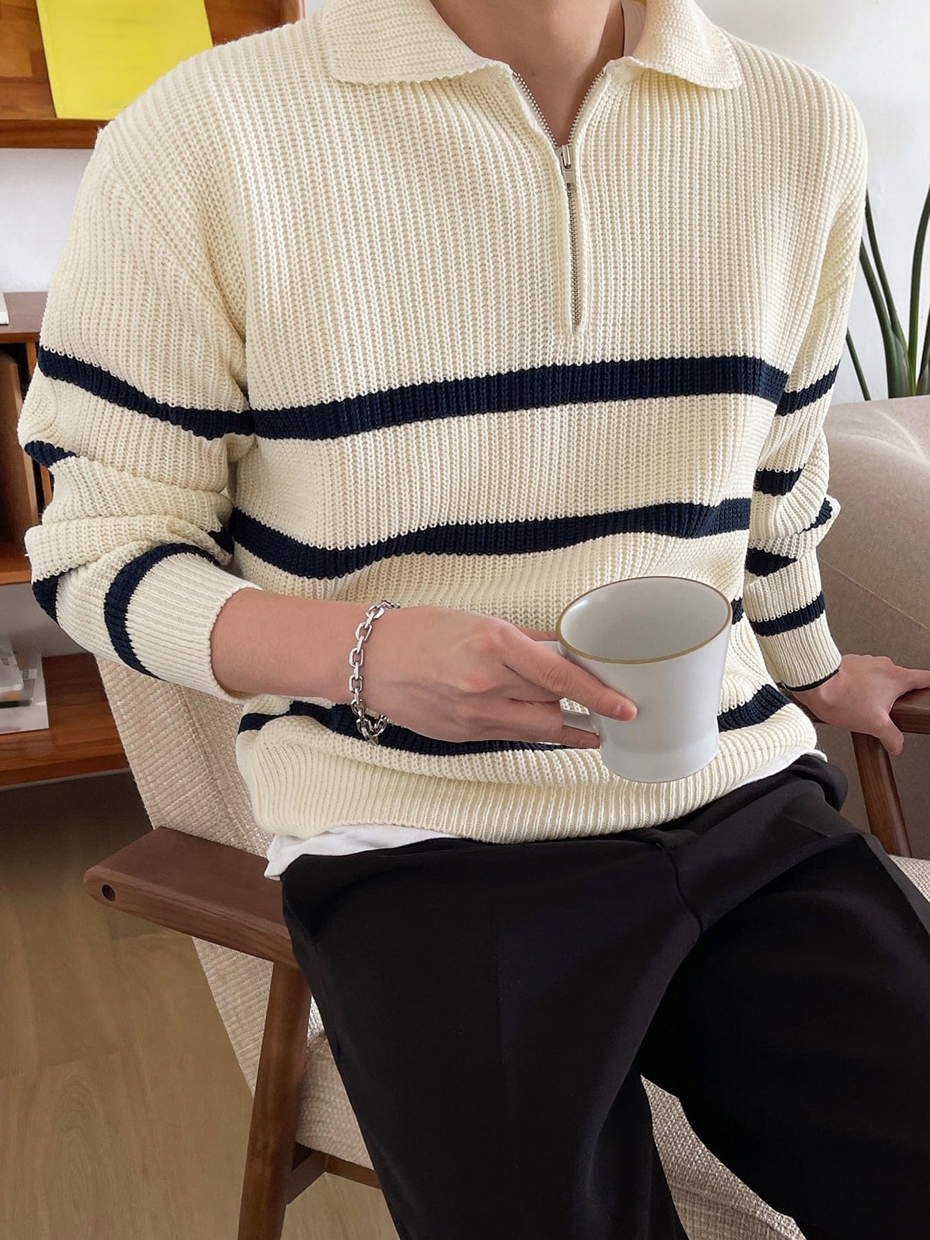 Pull en maille crème à manches longues pour homme, avec col zippé et rayures bleues marine, sportif et élégant.