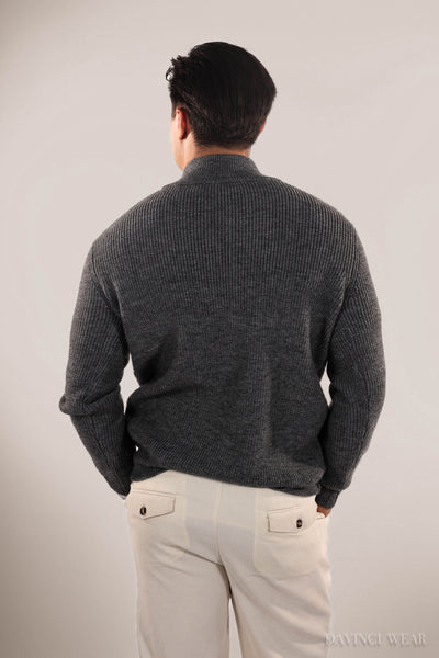 Le-modèle-homme-portera-un-pull-noir-en-maille-avec-dos-et-fermeture-éclair-design-élégant-et-confortable