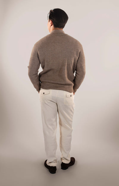 Hommes-modèle-portant-pull en tricot-beige-vue-de-derrière-avec-fermeture-éclair-design-élégant-et-confortable