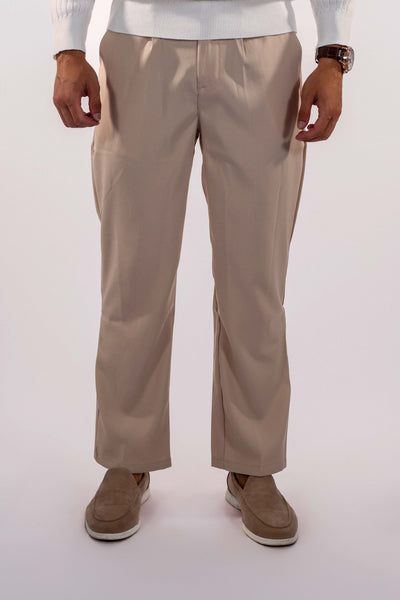 Hommes-modèle-porter-pantalon-beige-contraignant-et-confortable