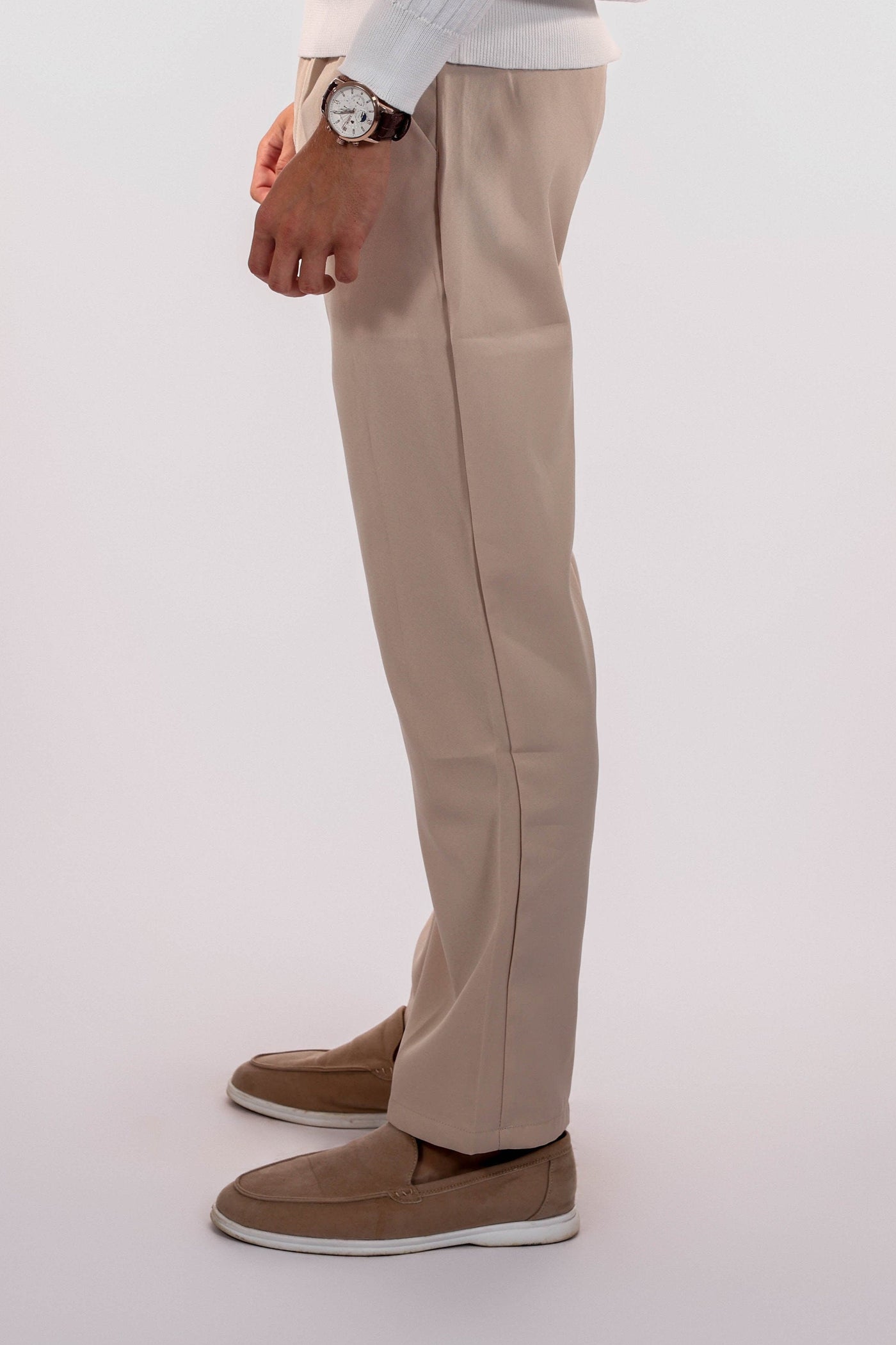 Hommes-modèle-porter-pantalon-beige-contraignant-et-confortable