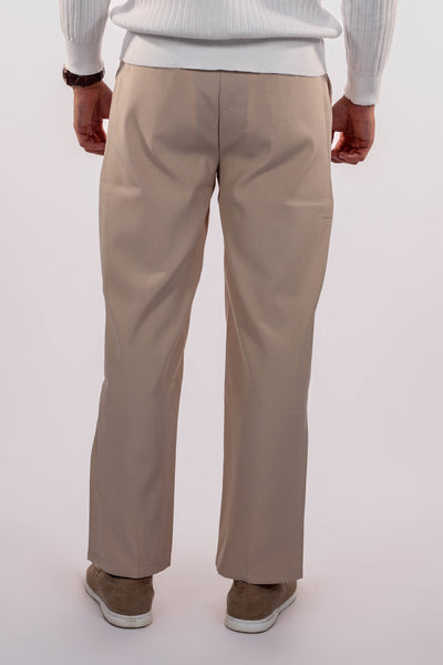 Hommes-modèle-porter-pantalon-beige-contraignant-et-confortable