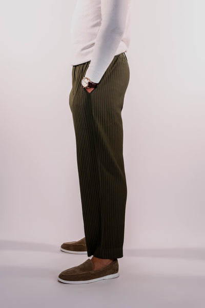 Hommes modèle-portant-pantalon-vert olive-structure-plissée-légère-et-moderne