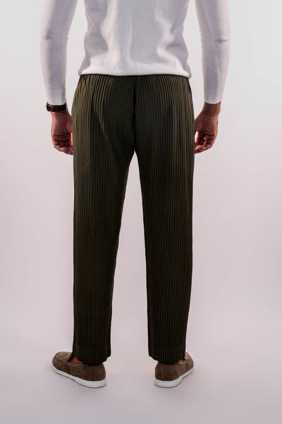 Hommes modèle-portant-pantalon-vert olive-structure-plissée-légère-et-moderne