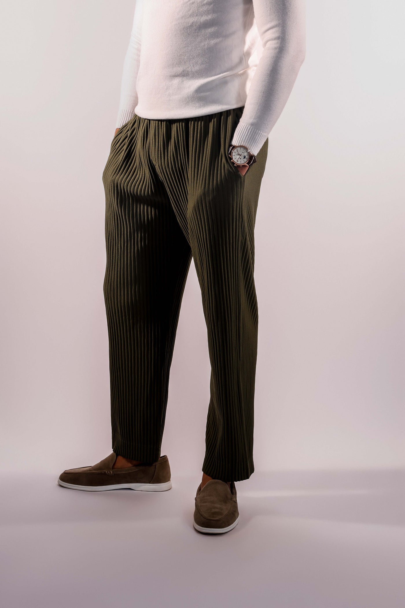 Hommes modèle-portant-pantalon-vert olive-structure-plissée-légère-et-moderne