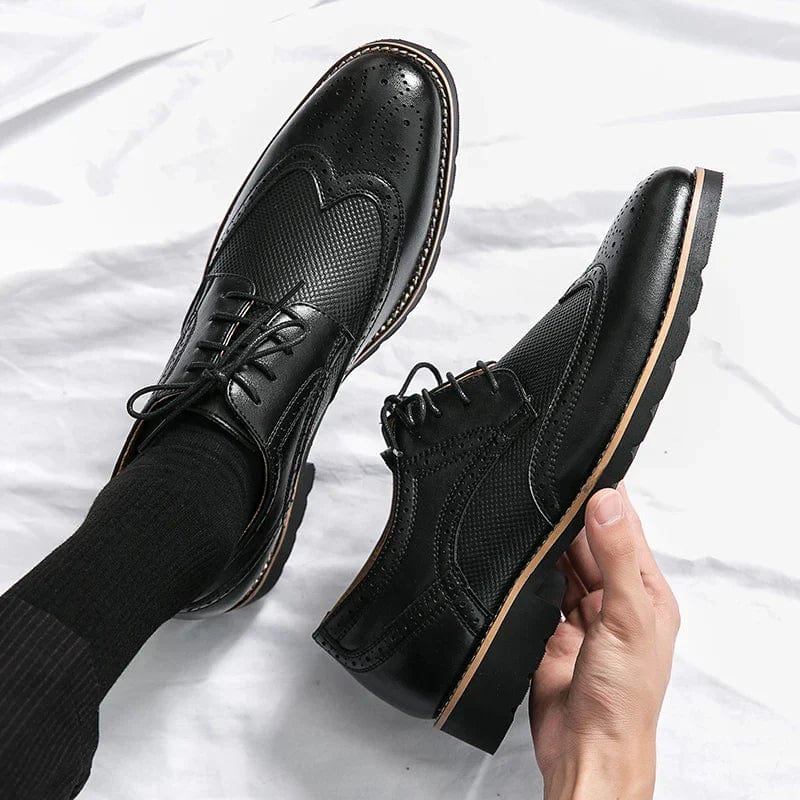 Brogues noires-perforées-et-semelles-contrastées-élégantes-et-classiques