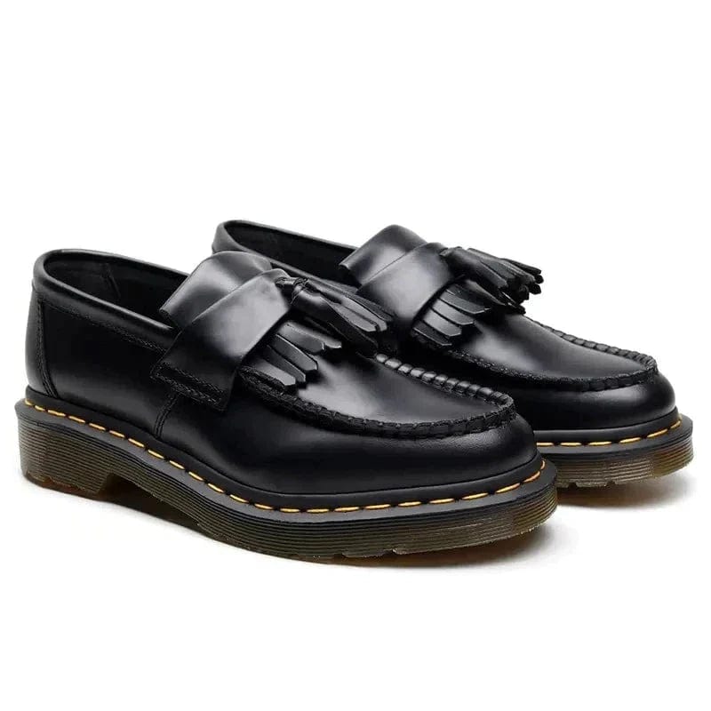 Mocassins noirs avec glands et semelle distinctive, élégants et robustes