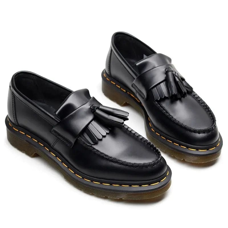 Mocassins noirs avec glands et semelle distinctive, élégants et robustes