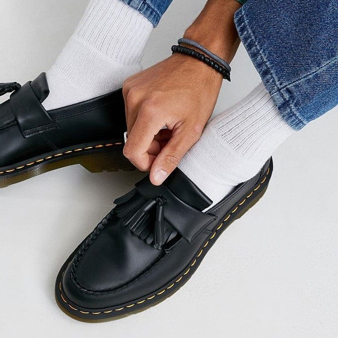 Mocassins noirs avec glands et semelle distinctive, élégants et robustes