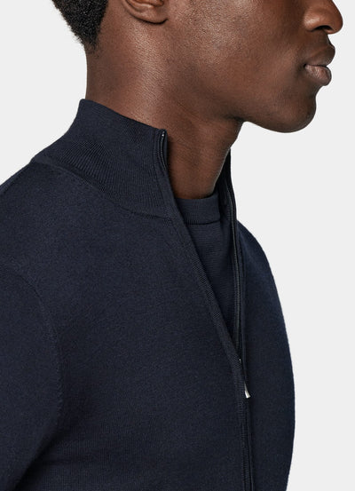 Pull-over mi-bas bleu foncé pour hommes en coton côtelé pour un look sportif.